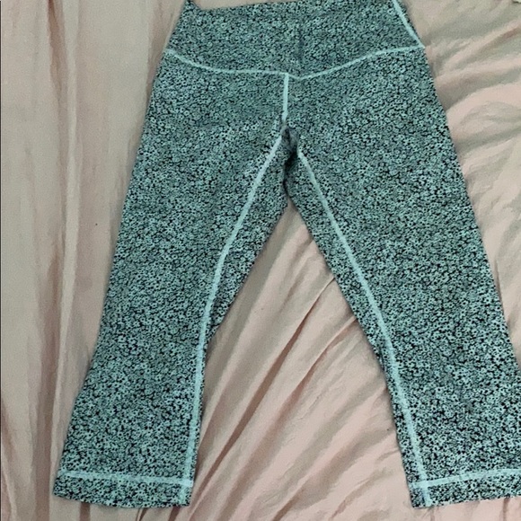 Flowered lululemon leggings - Picture 3 of 5